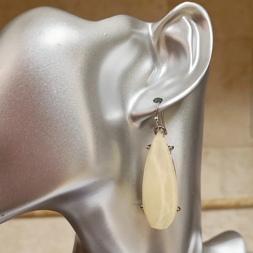 Irresdescent Ivory Teardrop Dangle Silver Earrings